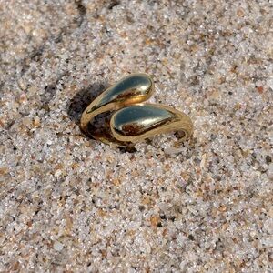 ✨ Elegant Golden Women's Ring 🌟